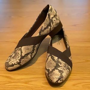 Clarks woman’s loafer, Taupe snake print, Size 7